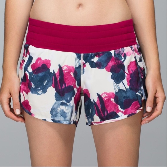 Lululemon Tracker Short II *4-way Stretch
Inky Floral Ghost Inkwell Bumble Berry - Picture 4 of 14